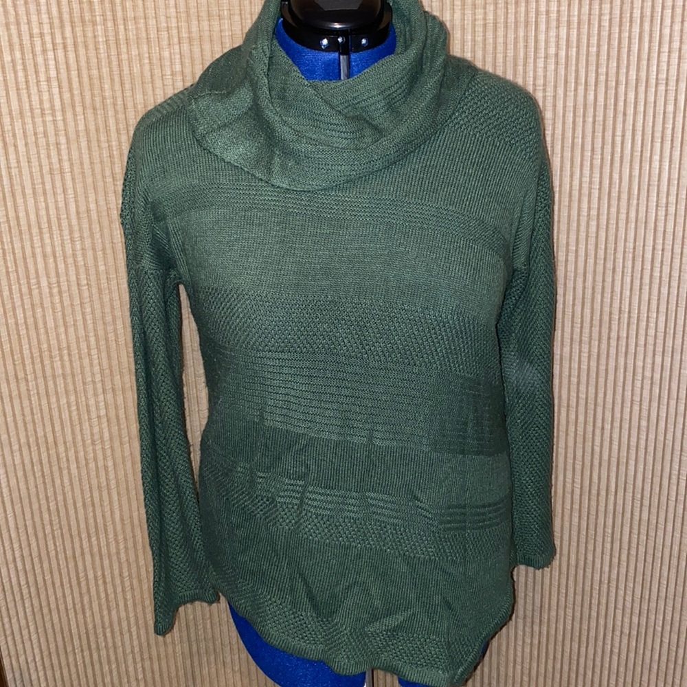Women’s green cowl-neck sweater, Size M